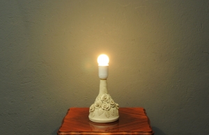 bezowa porcelanowa lampa kwiaty  r